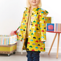 photo d'un enfant portant un imperméable jaune à motifs de parapluies