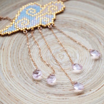 photo d'un pendentif en perles tissées représentant un nuage avec cinq perles à facettes comme gouttes de pluie