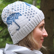 photo d'une adulte portant un bonnet blanc décoré de parapluies et pois bleus