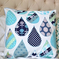photo d'un coussin à appliqués bleus en forme de gouttes