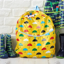 photo d'un sac à dos jaune à motifs de parapluies