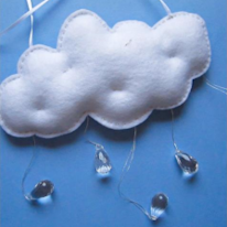 photo d'un nuage en tissu blanc avec quatre pendeloques gouttes transparentes