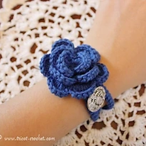 photo d'un bracelet au crochet en forme de fleur bleue