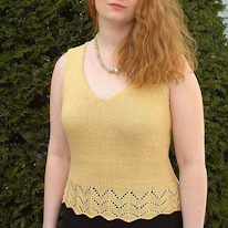 photo d'un débardeur jaune tricoté
