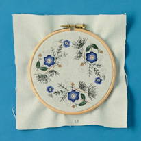 photo d'une broderie de fleurs bleues