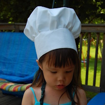 photo d'une enfant portant une toque de chef