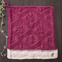 photo d'un torchon tricoté à motifs de fleurs