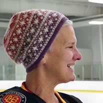 photo d'une adulte portant un bonnet au tricot décoré d'étoiles