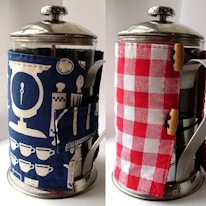 deux photo de deux cafetières équipées de housses en tissu