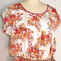 photo d'une blouse fleurie à manches courtes