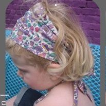 photo d'une fillette portant un bandeau fleuri