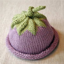 photo d'un bonnet aubergine pour bébé 