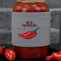 photo d'un étiquette en tissu brodée de deux piments rouges