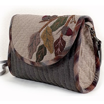 photo d'un sac brun avec appliqués de feuilles en tissu marron, jaune et vert
