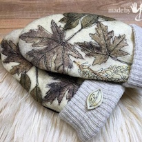 photo d'une paire de moufles ornés de feuilles brunes