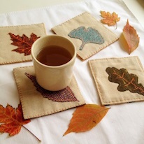 photo de sous-tasses à appliqués feuilles de couleur rouge, vert et bleu