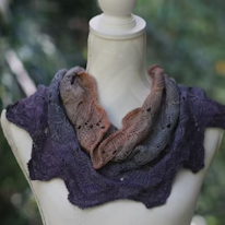 photo d'un châle brun et violet à motifs de feuilles