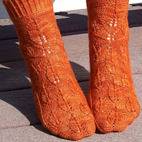 photo d'une paire de chaussettes en laine orange à motif de feuilles