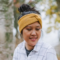 photo d'une adulte portant un bandeau jaune