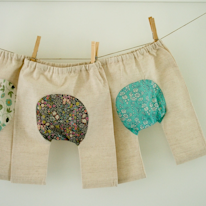 photo de deux pantalons pour bébé