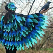 photo d'une adulte portant un costume de plumes bleues