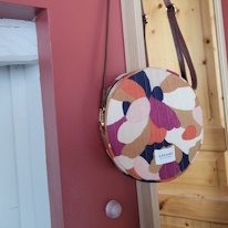 photo d'un sac rond avec une bandoulière