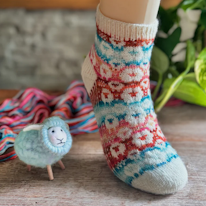 photo d'une chaussette à rayures et motifs de moutons blancs tous ronds