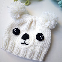 photo d'un bonnet à pompon avec un visage d'ourson