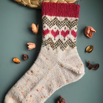 photo dune paire de chaussettes à motifs de zigzags et de coeurs