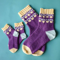 photo dune paire de chaussettes violettes à motifs de citrons jaunes