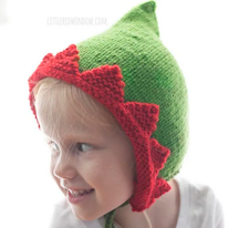 photo d'un enfant portant un bonnet vert et rouge à nouettes