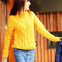 photo d'une adulte portant un pullover jaune