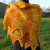 photo d'un châle jaune à motifs de feuilles