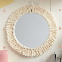 photo d'un miroir au cadre en macramé jaune pâle