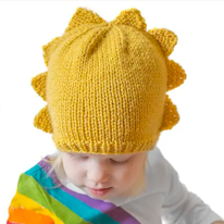 photo d'un enfant portant un bonnet jaune en forme de soleil