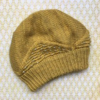 photo d'un bonnet doré orné de perles