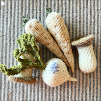 photo de deux panais tricotés parmi d'autres légumes en tricot