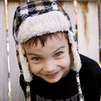 photo d'un enfant portant un bonnet à oreilles