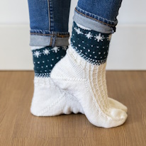 photo d'une paire de chaussettes à motifs de cristaux de neige