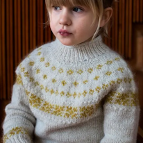 photo d'une enfant portant une pullover à motifs de cristaux de neige