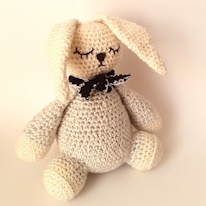 photo d'une peluche lapin en crochet