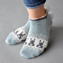 photo d'une paire de chaussettes à motifs lapin