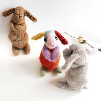 photo de trois peluches lapin en tricot