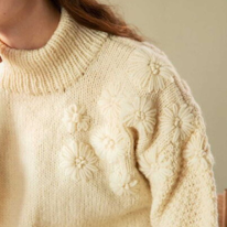 photo d'un pullover blanc à marguerites