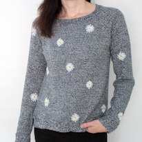 photo d'un pullover gris brodé de marguerites