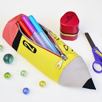 photo d'une trousse en tissu en forme de crayon