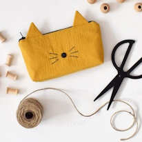 photo d'une trousse en tissu jaune en forme de chat