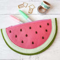 photo d'une trousse en feutrine en forme de tranche de pastèque