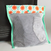 photo d'un sac en filet et chutes de tissu