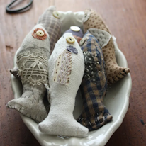 photo de six petits poissons décorés de chutes de tissus dans une assiette